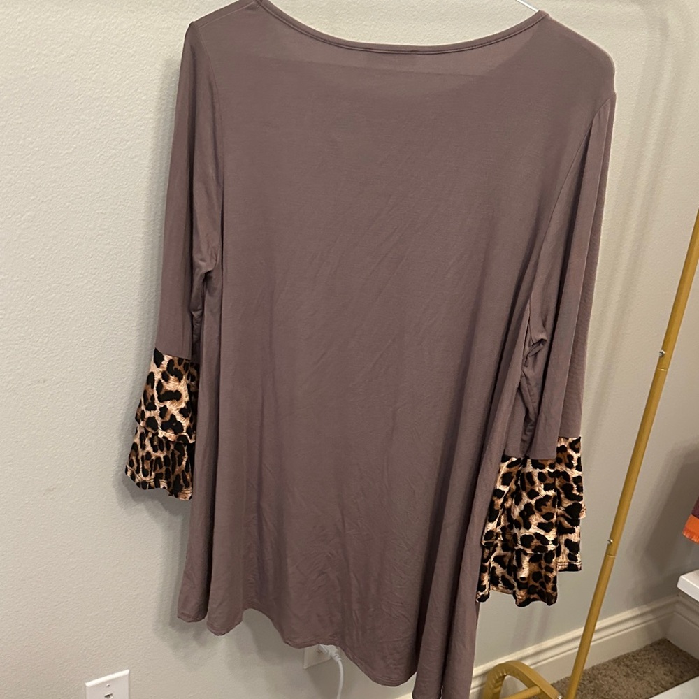 Beeson River Brown Top with Leopard Print Sleeves - Picture 4 of 4